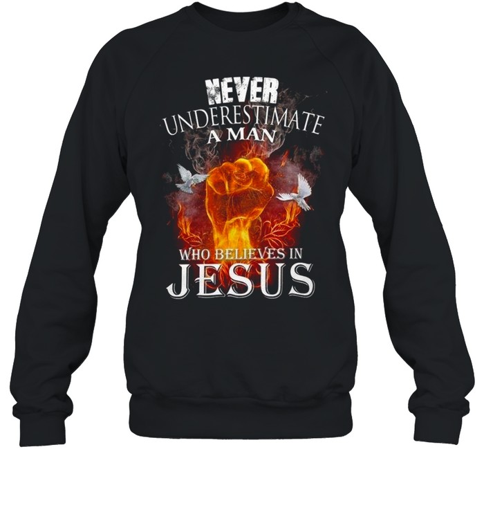 Never underestimate a man who believes in jesus shirt Unisex Sweatshirt