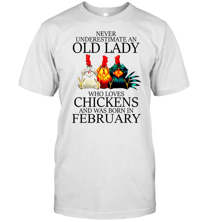 Never underestimate an old lady who loves chickens and was born in february shirt Classic Men's T-shirt