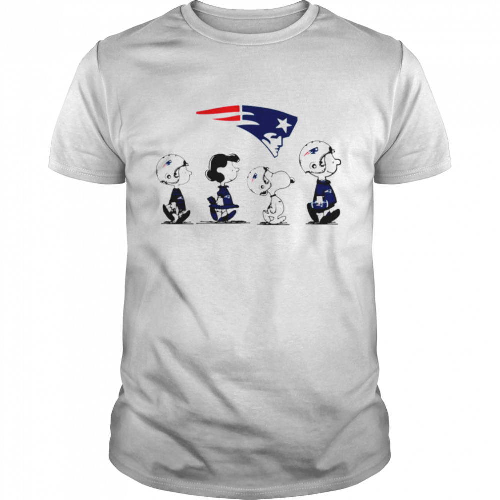 Peanuts Characters New England Patriots Football team t-shirt Classic Men's T-shirt