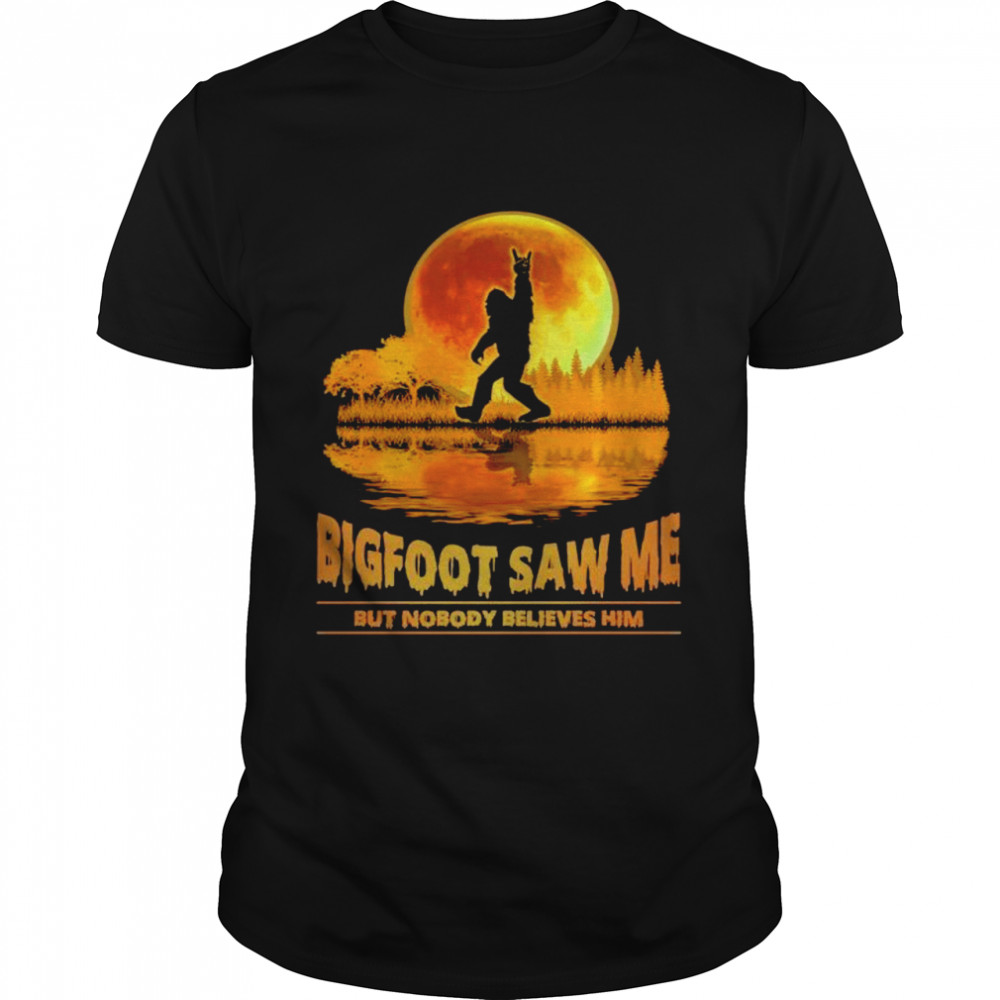 Bigfoot saw me but nobody believes him moon  Classic Men's T-shirt