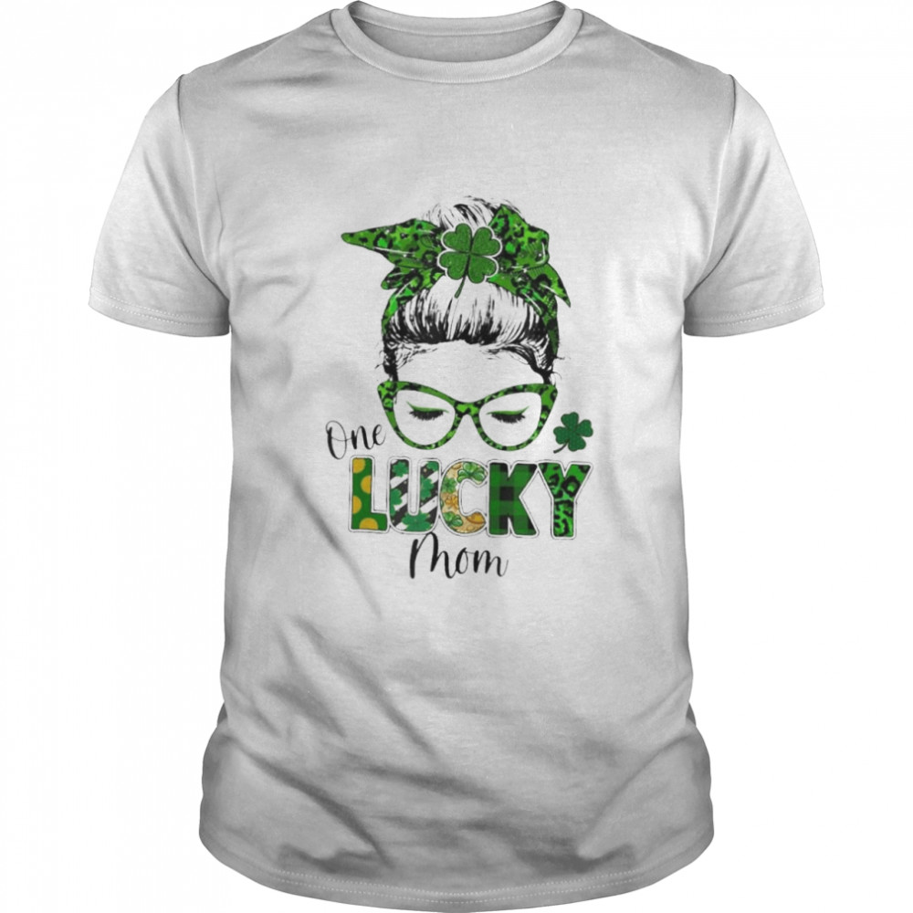 One Lucky Mom Messy Bun Shamrock St Patricks Day shirt Classic Men's T-shirt