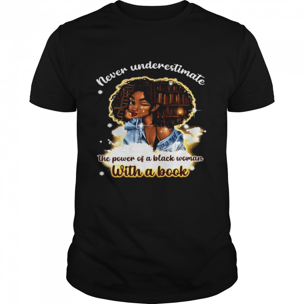 Never underestimate the power of a black woman with a book shirt Classic Men's T-shirt