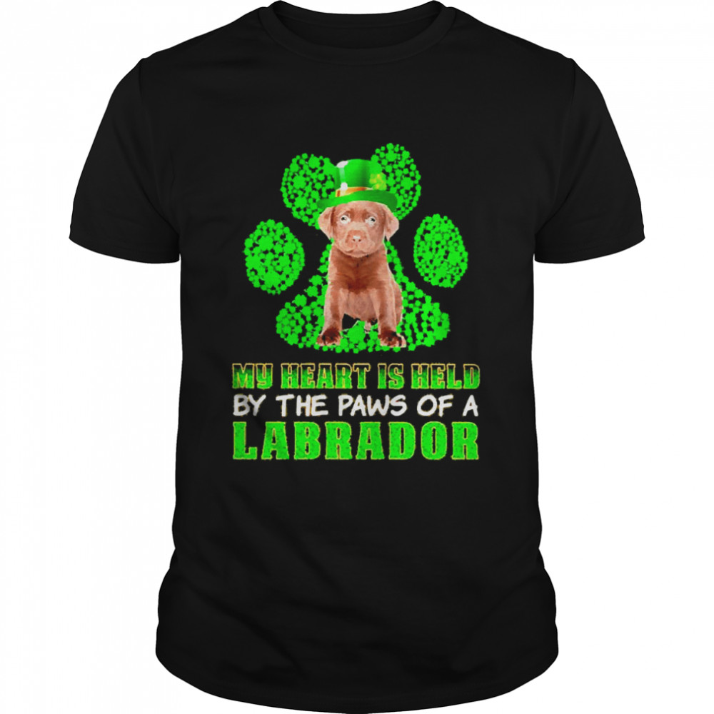 St Patrick’s Day My Heart Is Held By The Paws Of A Chocolate Labrador Classic Men's T-shirt