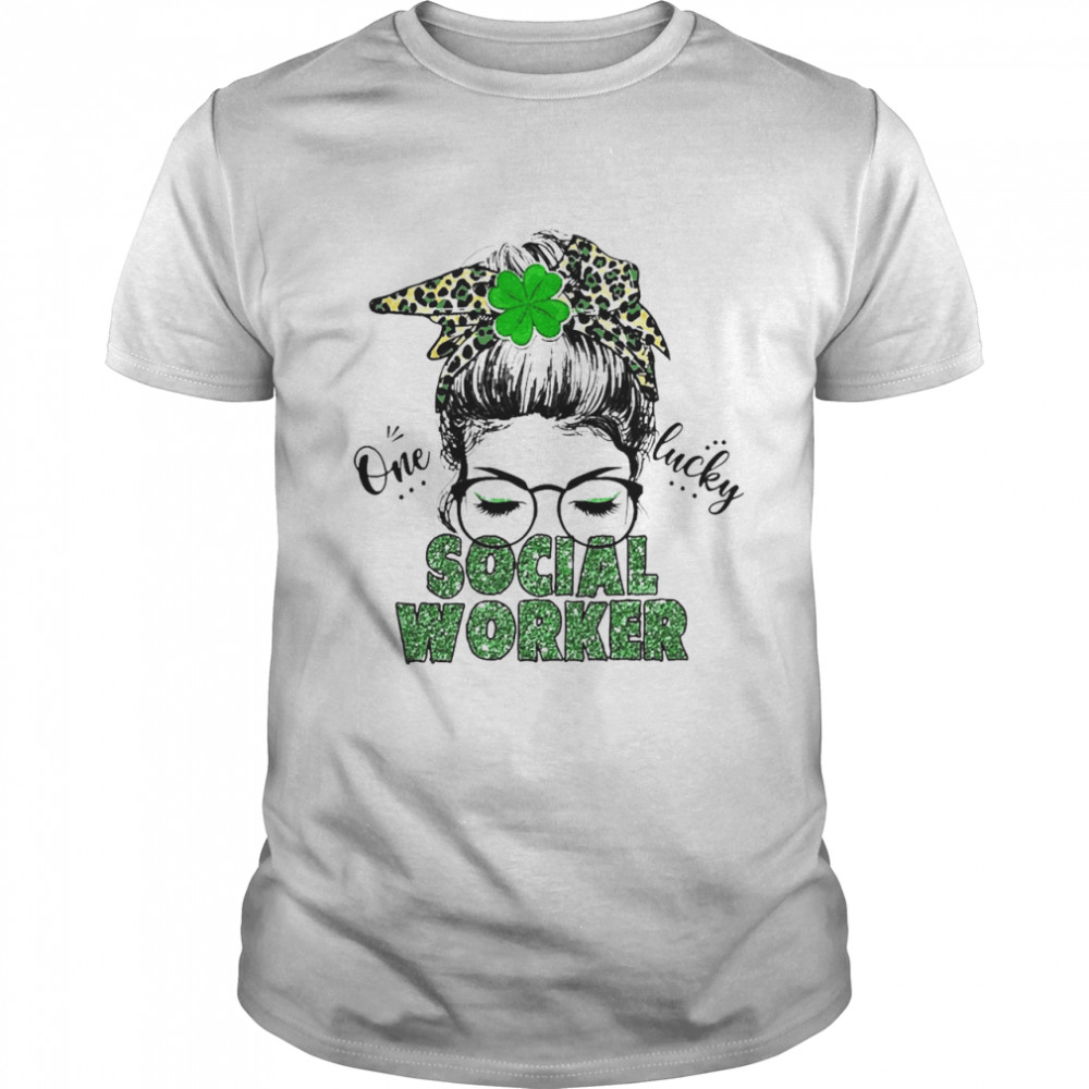 St Patrick Girl One Lucky Social Worker  Classic Men's T-shirt
