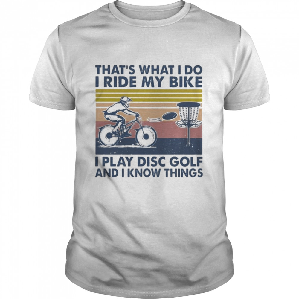 That’s What I Do I Ride My Bike I Play Disc Golf And I Know Things T- Classic Men's T-shirt