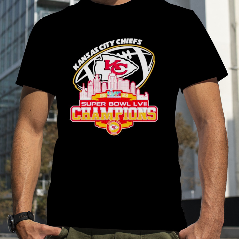 Mens Kansas City Chiefs Strong Finish Super Bowl LVII Champions Graphic T- Shirt