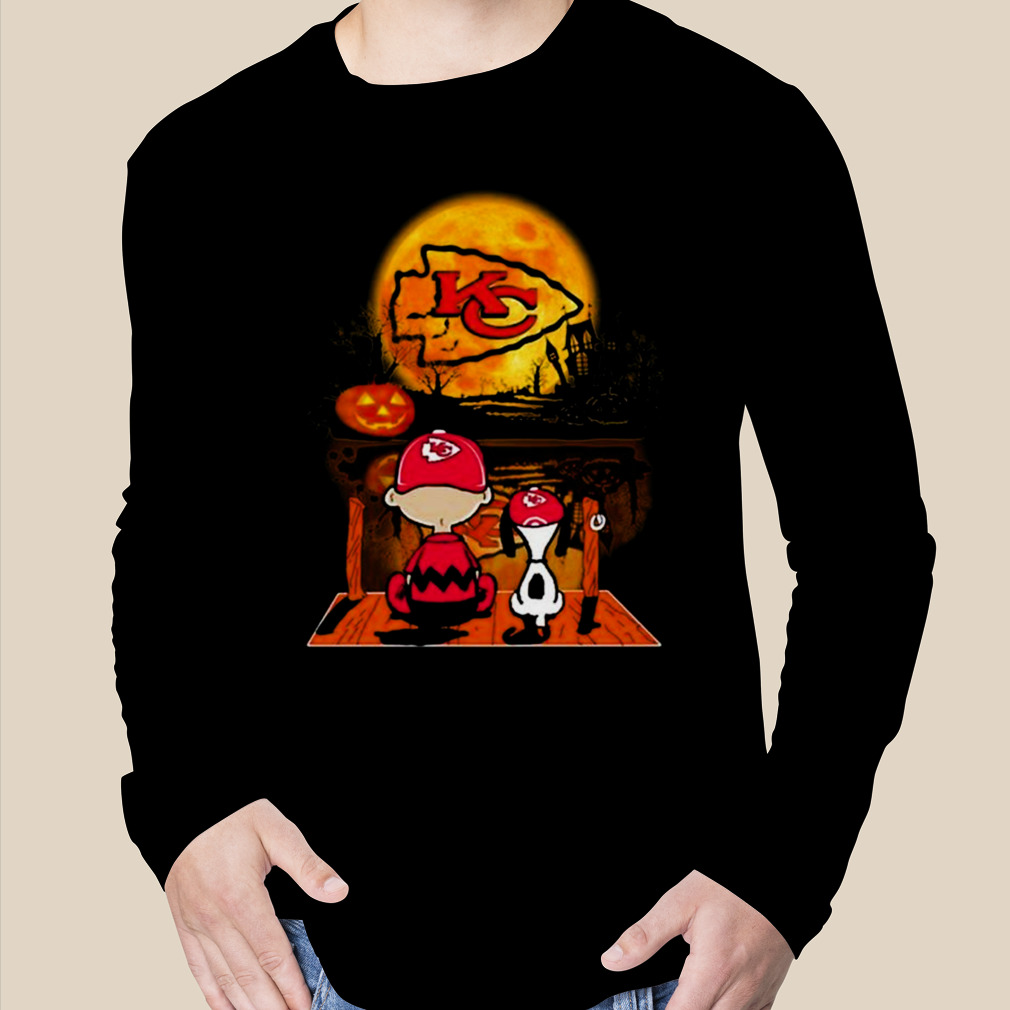 Charlie Brown And Snoopy Watching Kansas City Chiefs Halloween T-Shirt