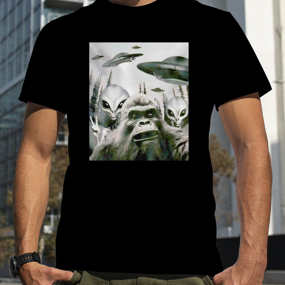 Bigfoot aliens selfie UFO shirt