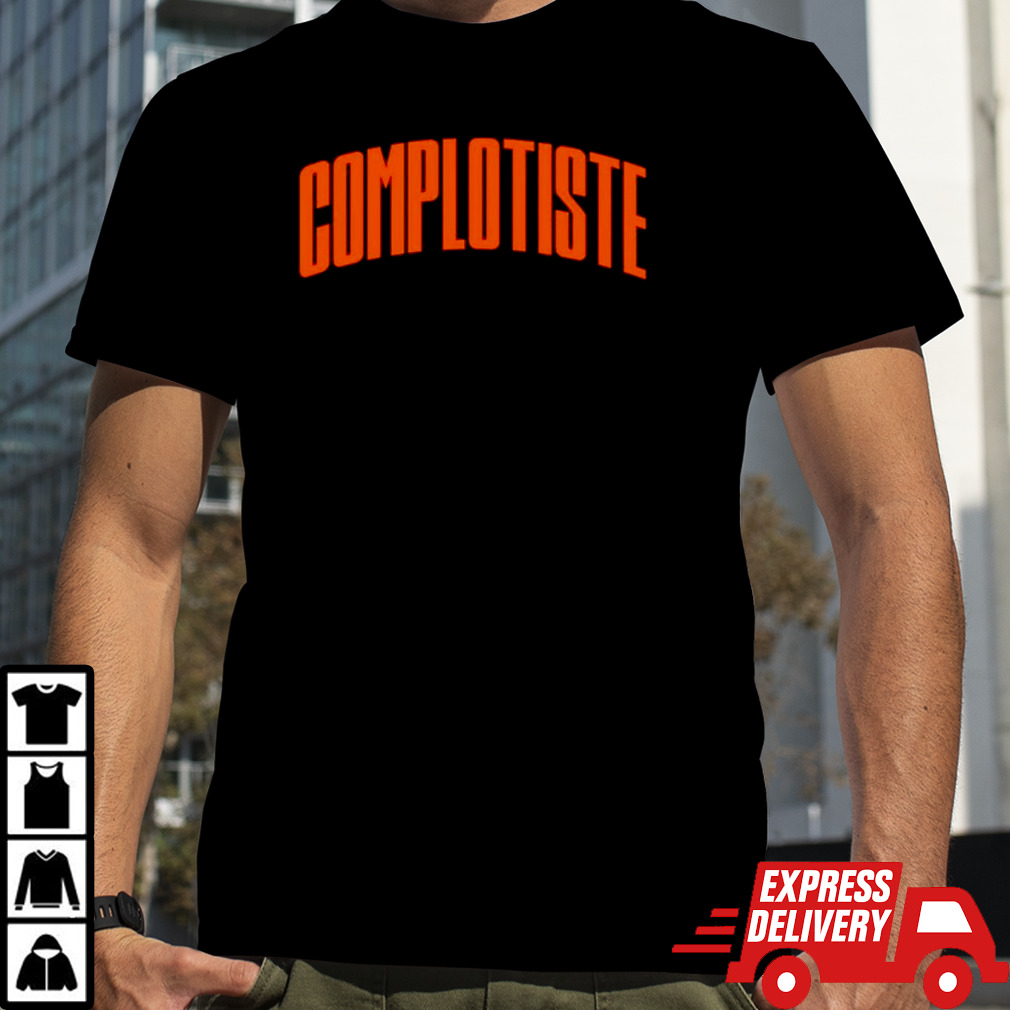 Booba wearing Complotiste shirt