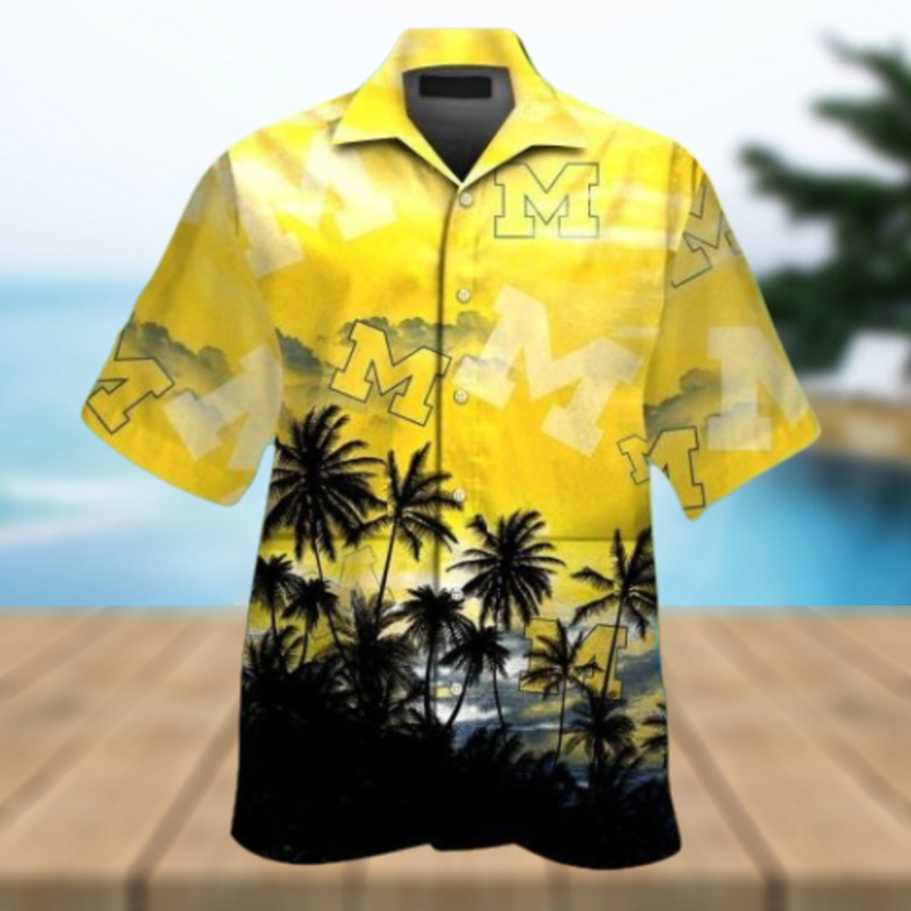 Michigan Wolverines Short Sleeve Button Up Tropical Hawaiian Shirt VER010 - Limotees